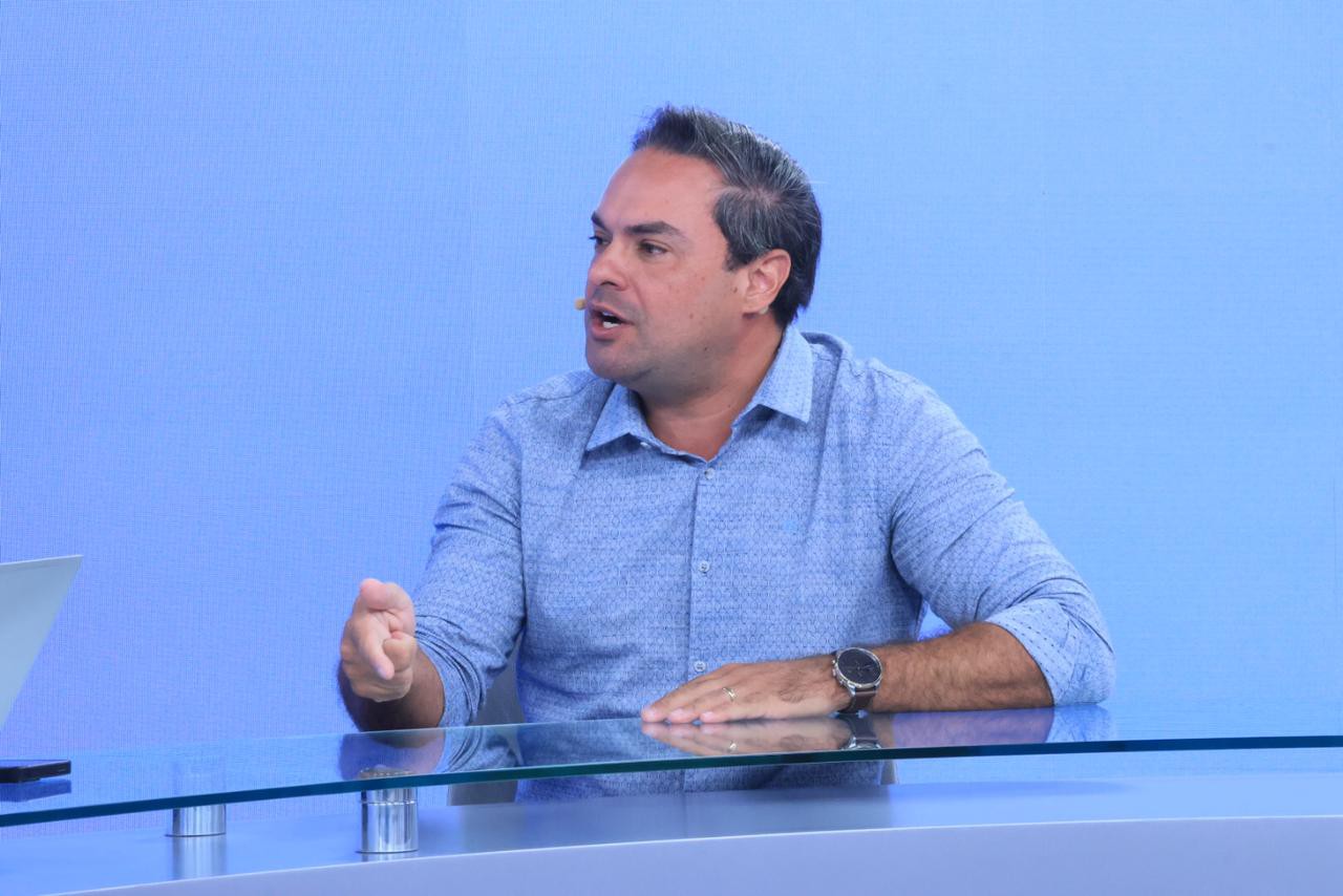 Deputado critica uso político da proibição de celulares em escolas