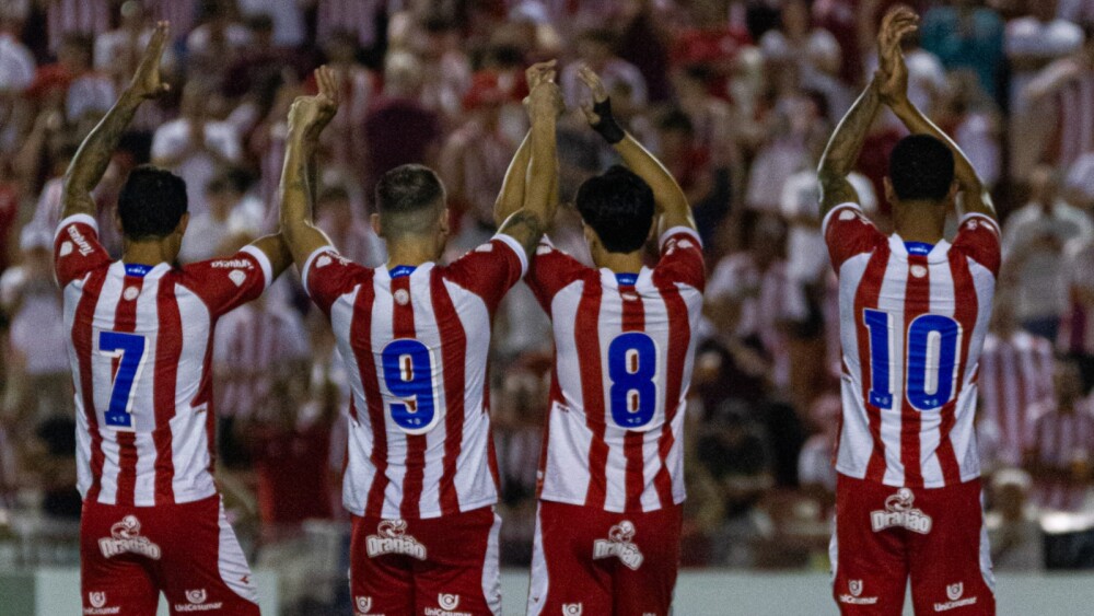 Náutico vence líder Caxias nos Aflitos e entra no G8 da Série C