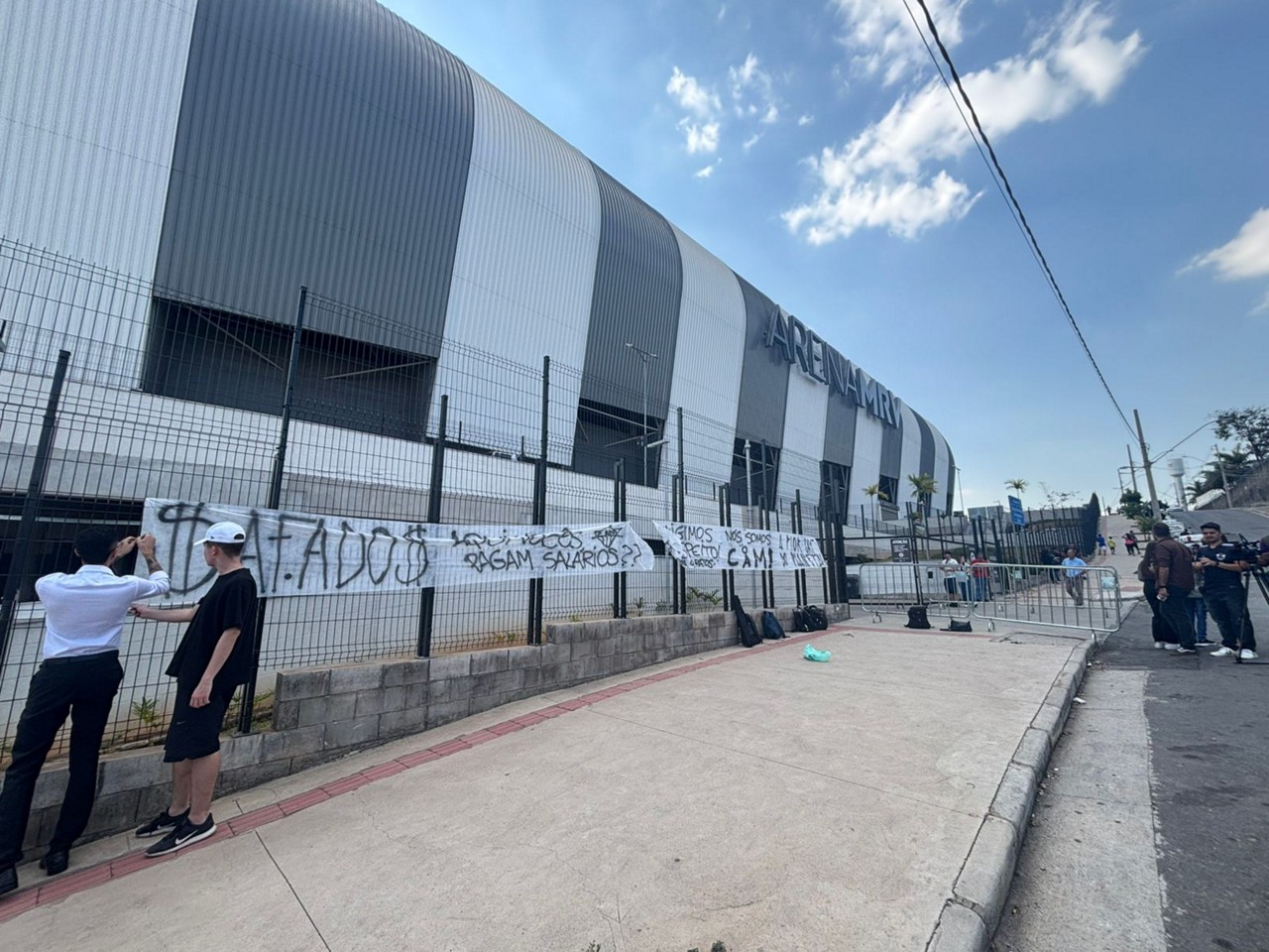 Torcedores protestam contra gestão do Atlético na Arena MRV