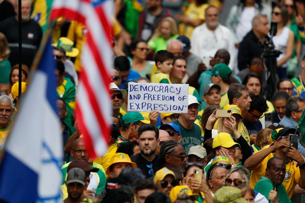 Ato na Paulista reúne apoiadores de Bolsonaro em protesto
