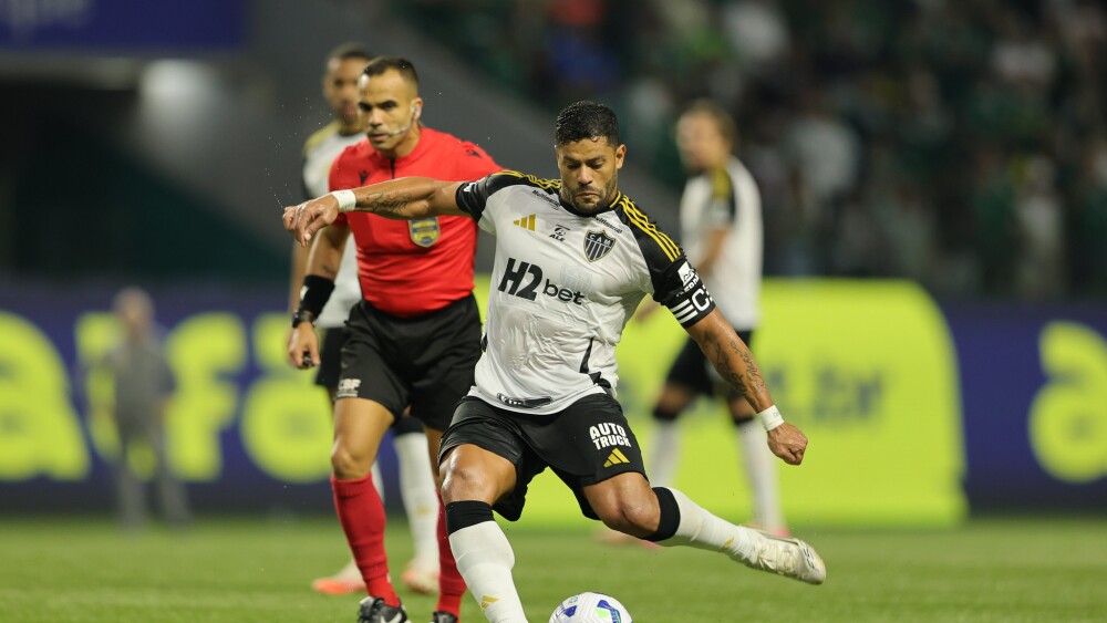 Hulk, do Atlético, supera Messi e lidera ranking de gols de falta