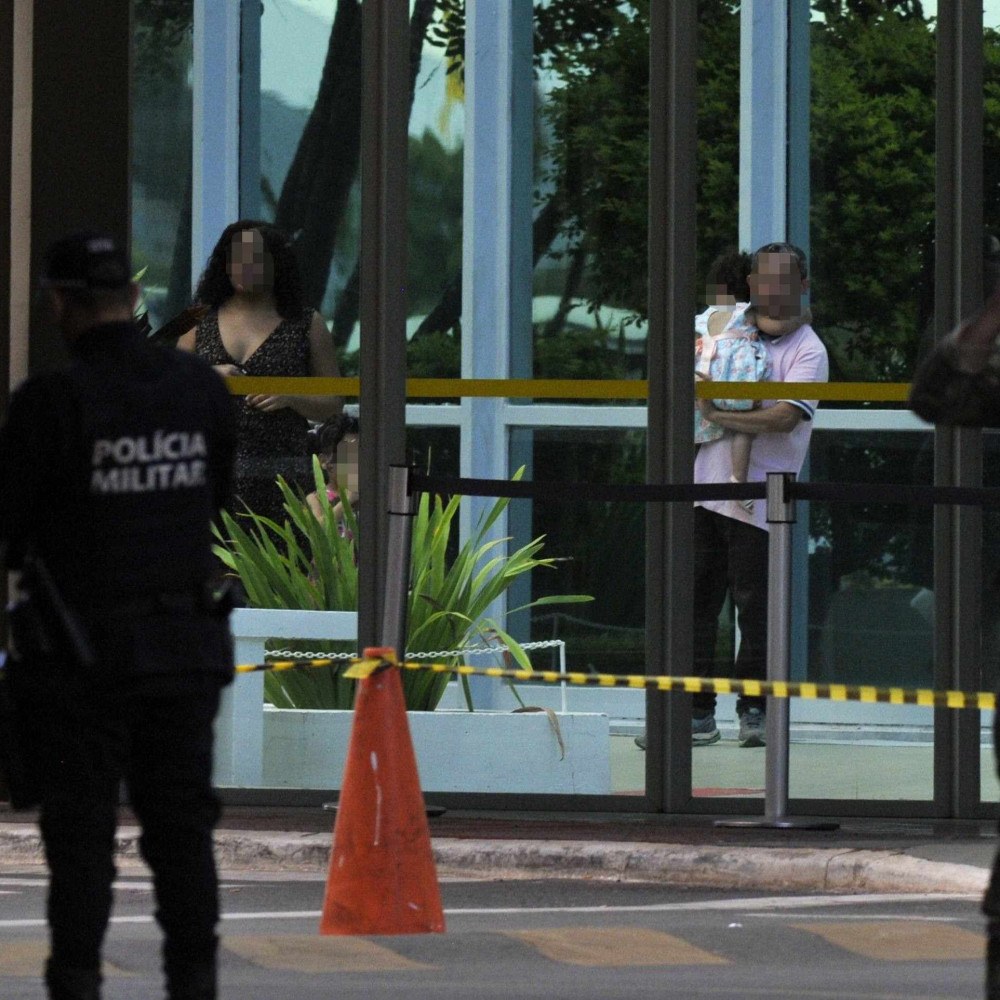 Homem armado com bombas é preso em frente a ministério em Brasília