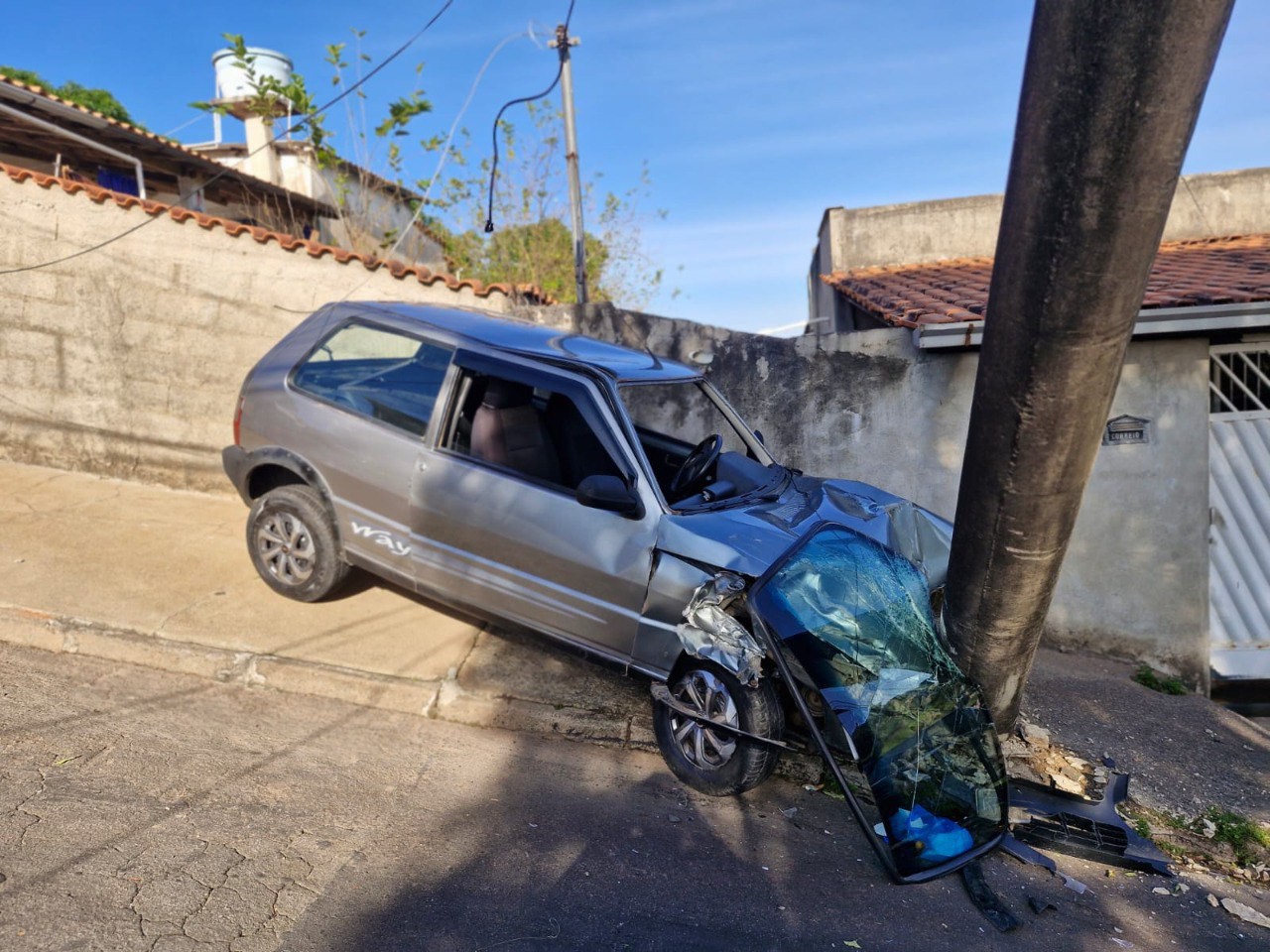 Idoso sofre traumatismo craniano após colidir com poste em Juiz de Fora