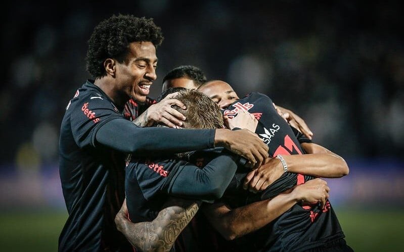 Bragantino replica jogada do trio Messi, Neymar e Mbappé e marca gol relâmpago contra Flamengo