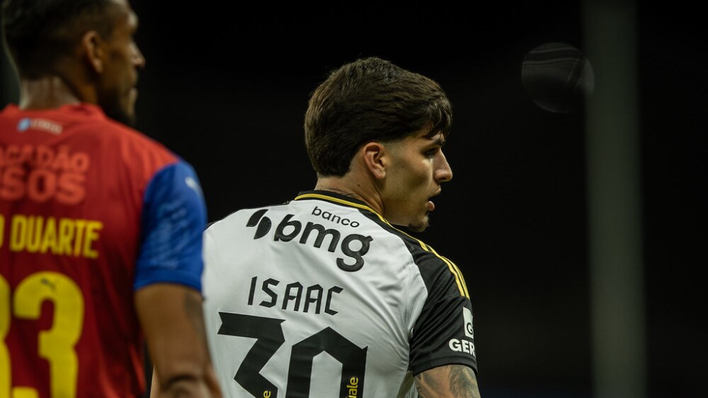 Isaac reage à reestreia com a camisa do Atlético e manda recado