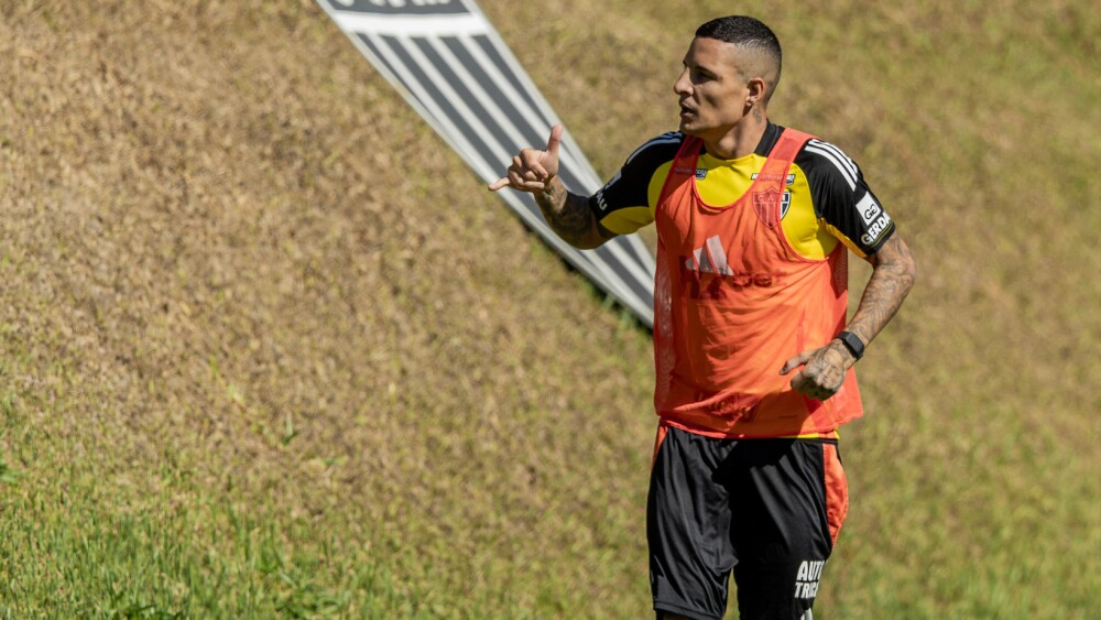 Guilherme Arana é liberado pelo DM e reforça Atlético na volta do Brasileirão