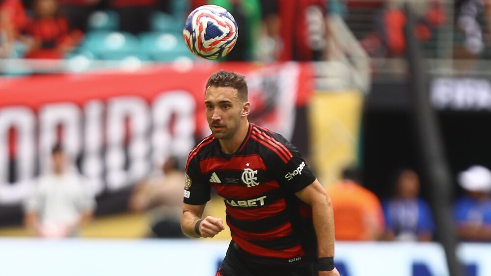 Flamengo se apoia em alta multa para manter zagueiro Léo Ortiz