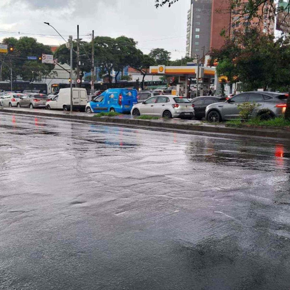 BH: pane em semáforo trava trânsito na Avenida Amazonas após forte chuva