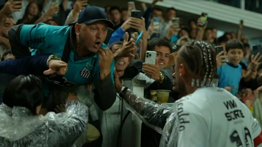 Neymar se desentende com torcedor após derrota do Santos para o Internacional pelo Brasileiro