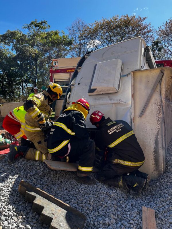 Caminhoneiro morre após tombamento na MGC-135 em Bocaiuva