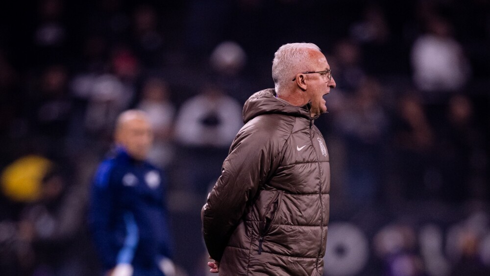 Dorival Júnior fala sobre episódio com Memphis Depay e pressão no Corinthians