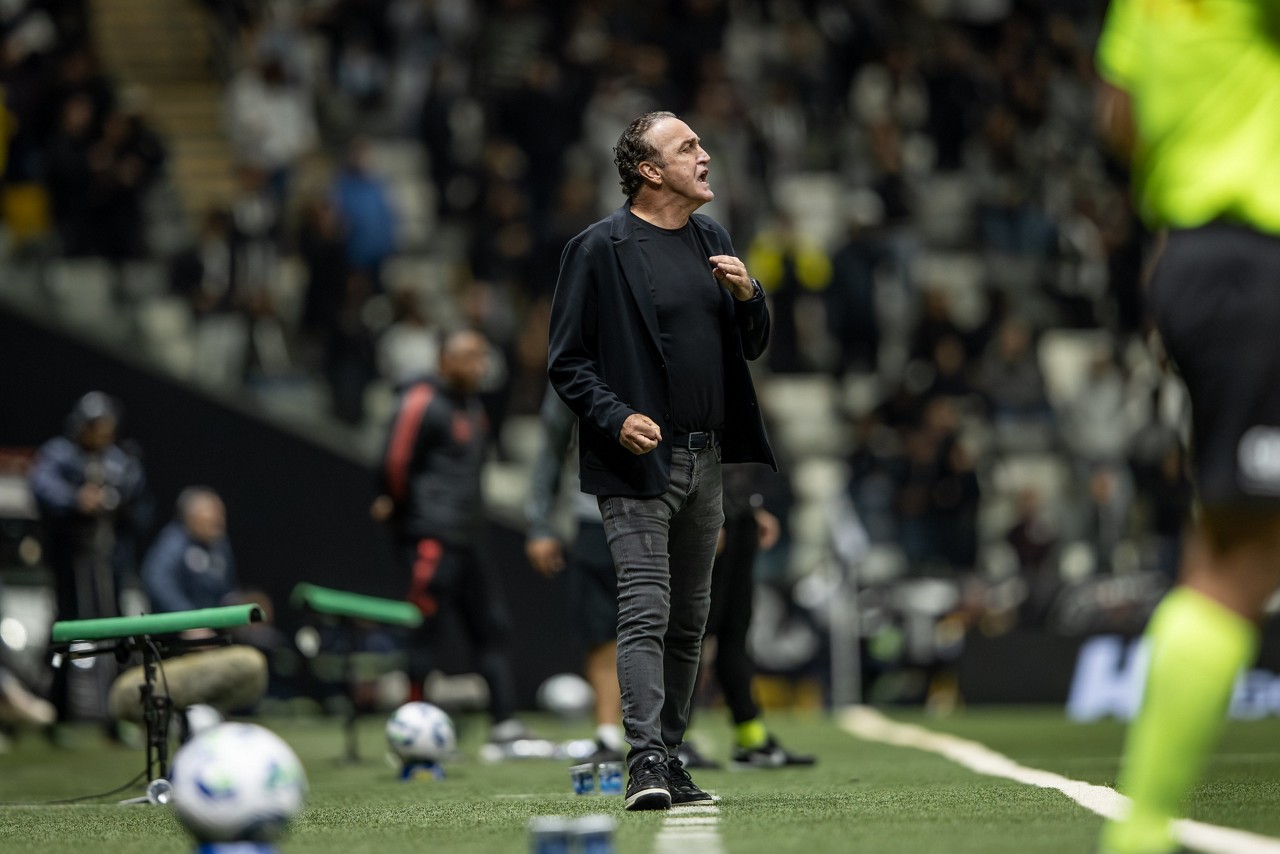 Cuca comenta coletiva de Menin e fala sobre possíveis saídas no Atlético