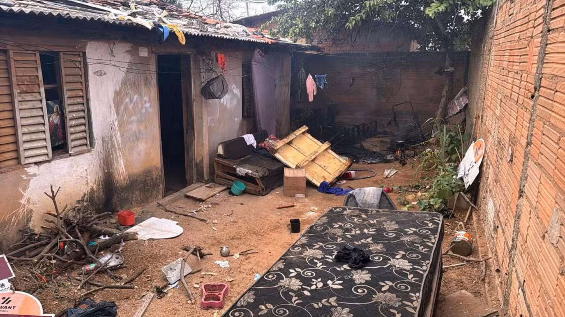 Mulher improvisa fogão a lenha e causa incêndio em sua residência