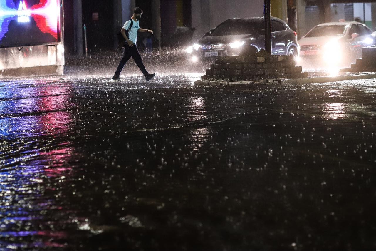 Tempestade provoca fortes chuvas em Belo Horizonte