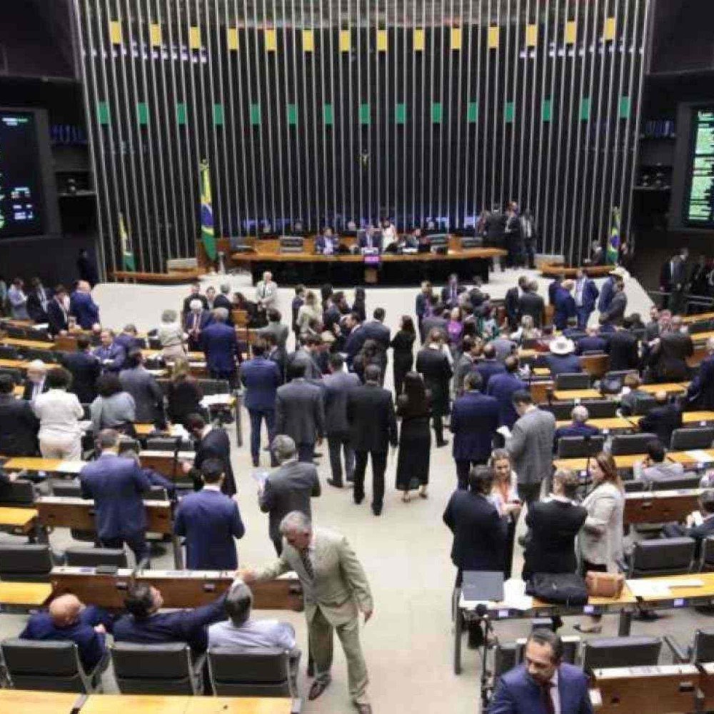 Decisão da Câmara suspende ação contra Ramagem e pode beneficiar Bolsonaro