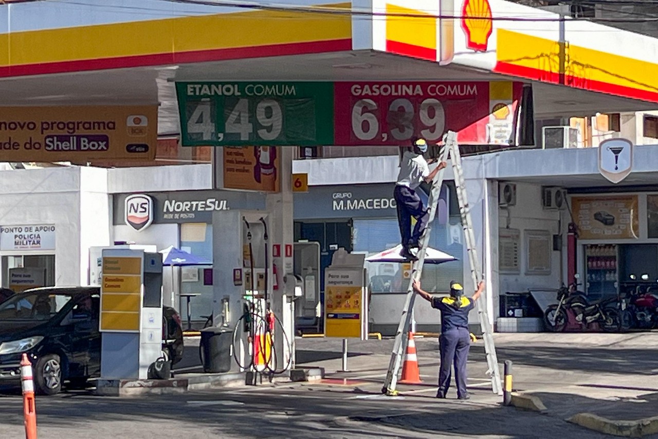Gasolina tem alta de R$ 0,40 em Belo Horizonte após redução da Petrobras