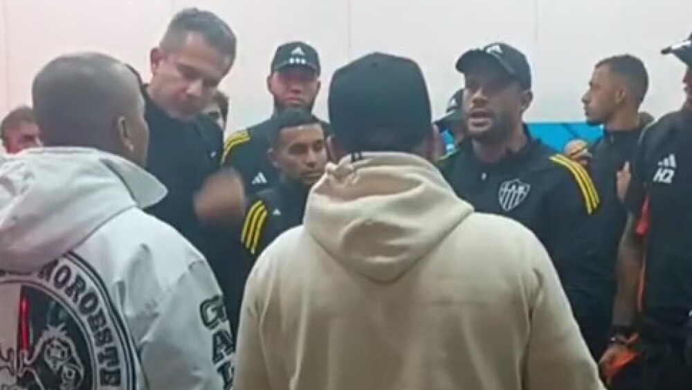 Organizada do Atlético cobra elenco em aeroporto, e Hulk 'toma frente' de situação