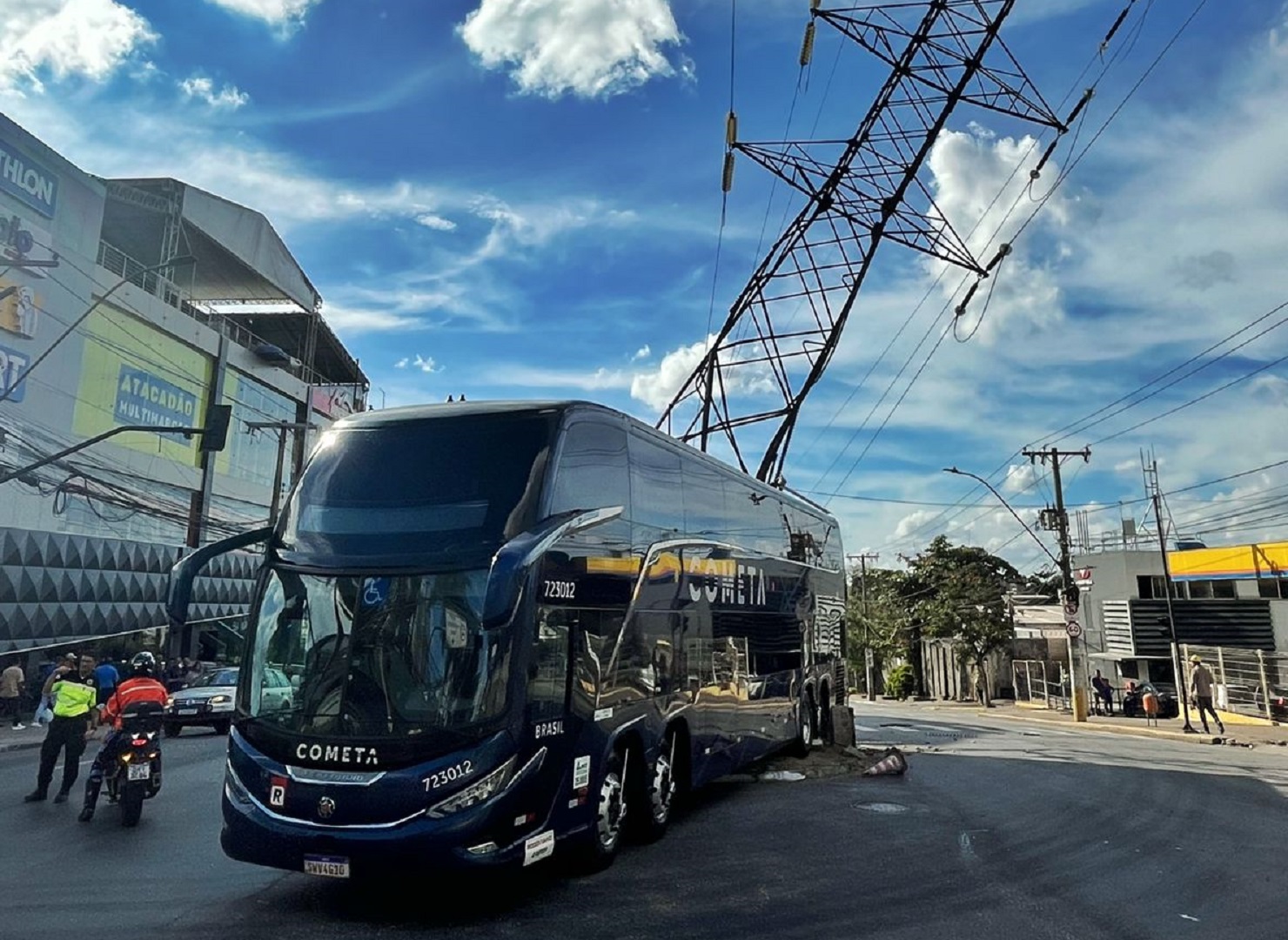 Acidente com ônibus danifica torre de energia em Contagem