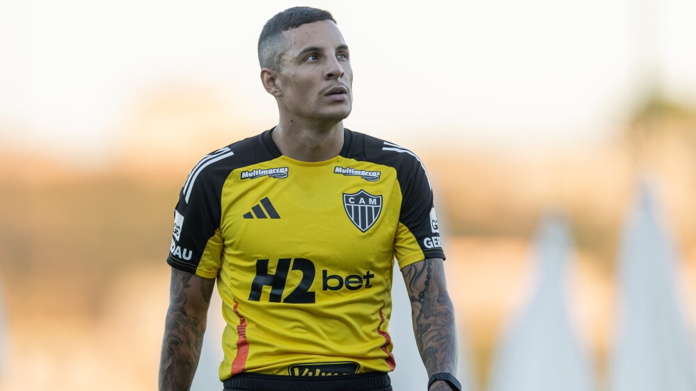 Ainda em recuperação, Guilherme Arana realiza primeiro treino com bola no Atlético