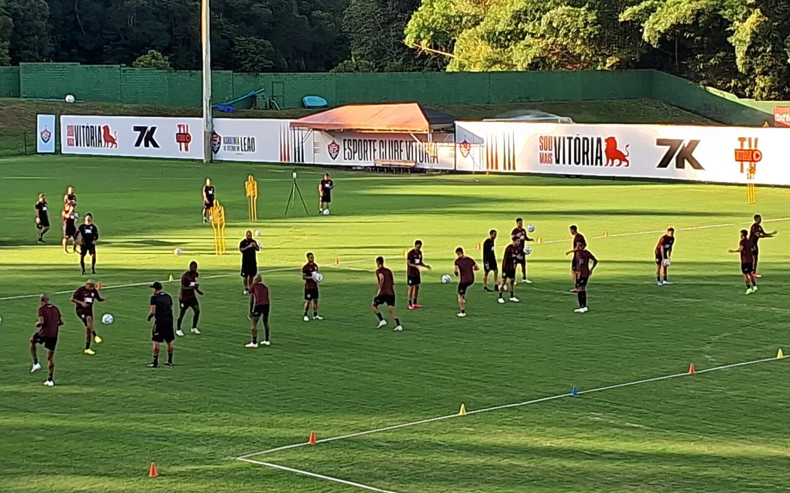 Treino do Vitória conta com reforços e atletas da base