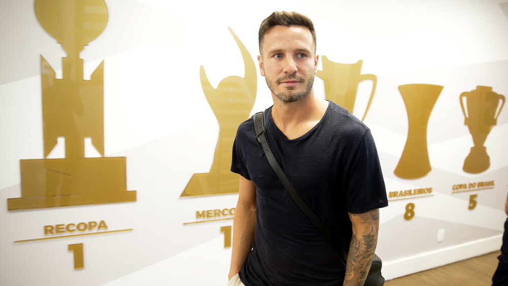 Flamengo apresenta Saúl Ñíguez e Emerson Royal à torcida antes de jogo contra Atlético
