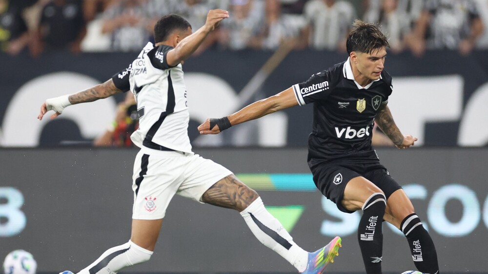 Depay marca no fim, e Botafogo e Corinthians empatam pelo Brasileirão