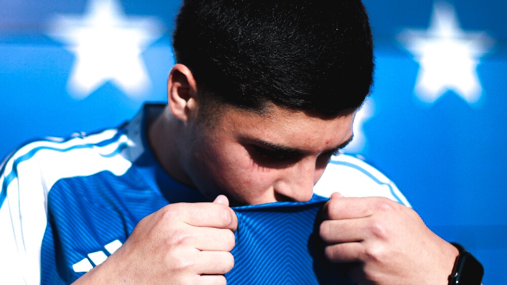 Joia do Cruzeiro reage e manda recado após assinar novo contrato