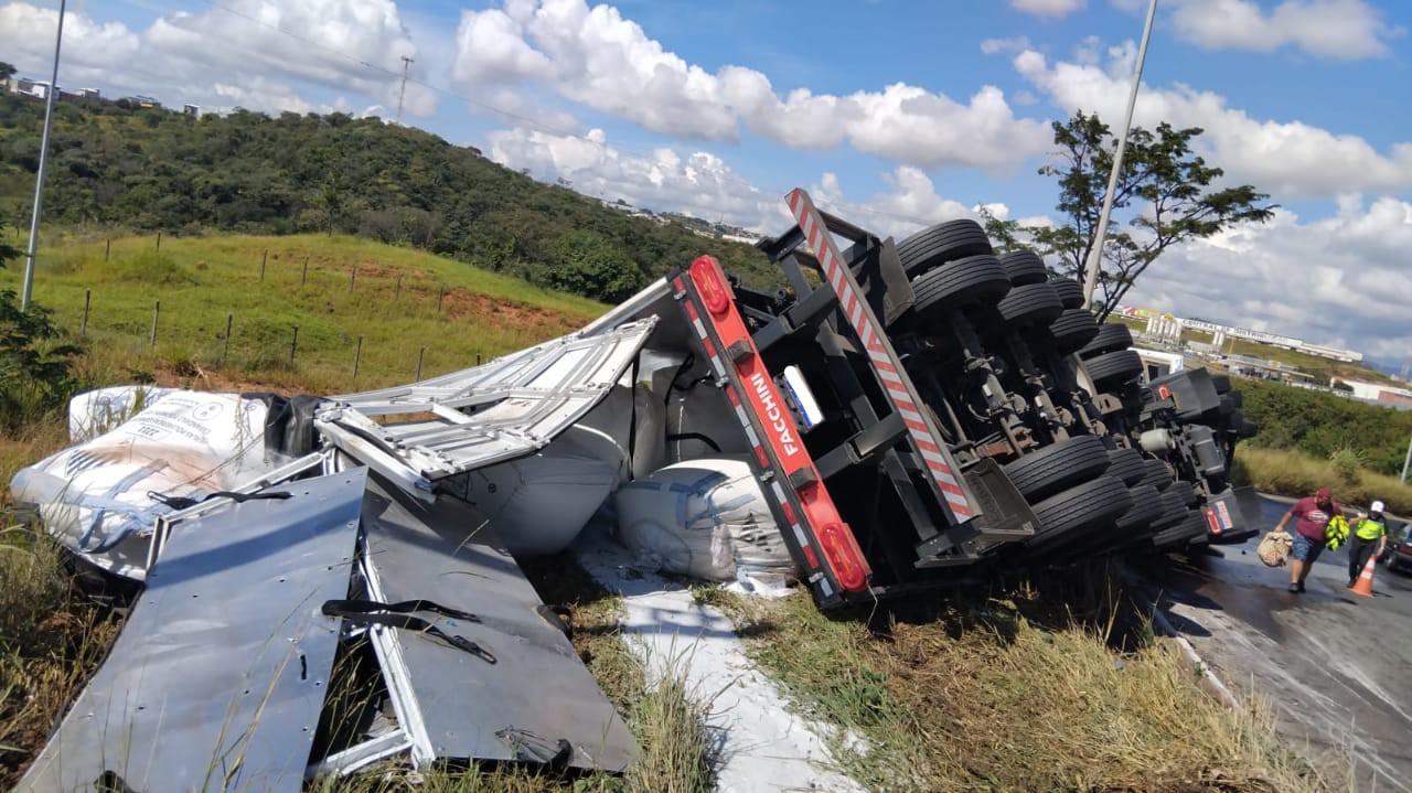 Carreta capota na alça de acesso à BR-040 em Contagem