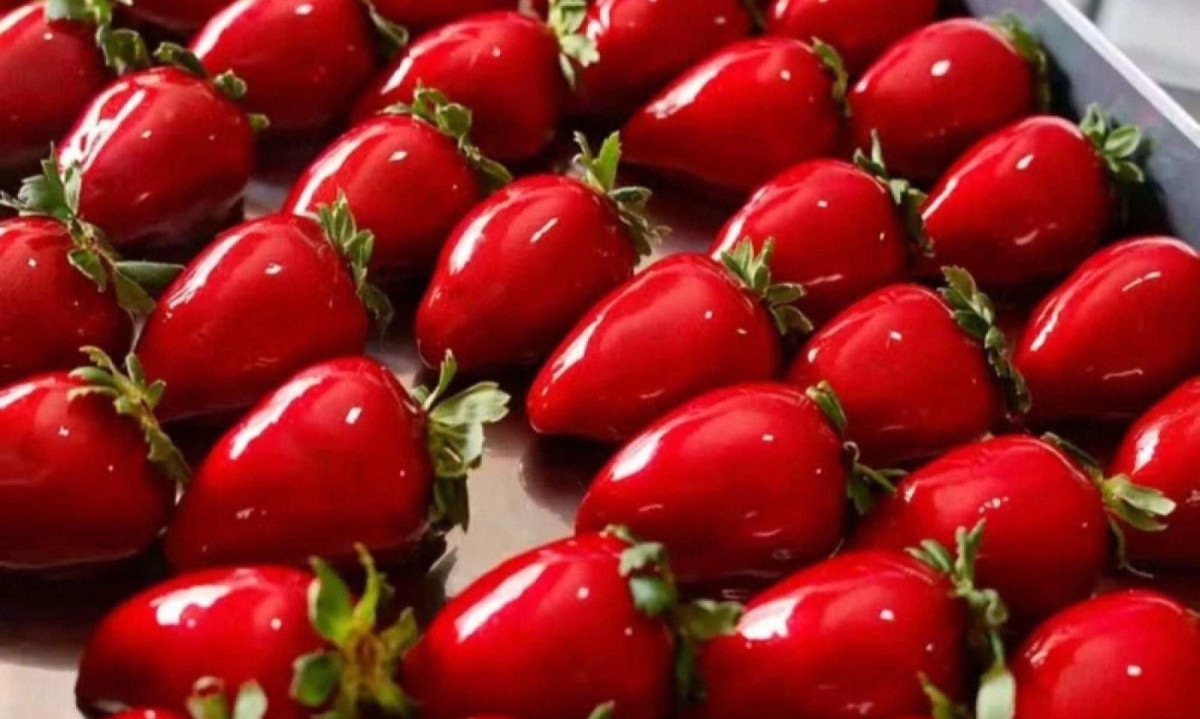 Entenda o sucesso do morango do amor, o doce caramelizado que virou febre nas redes sociais
