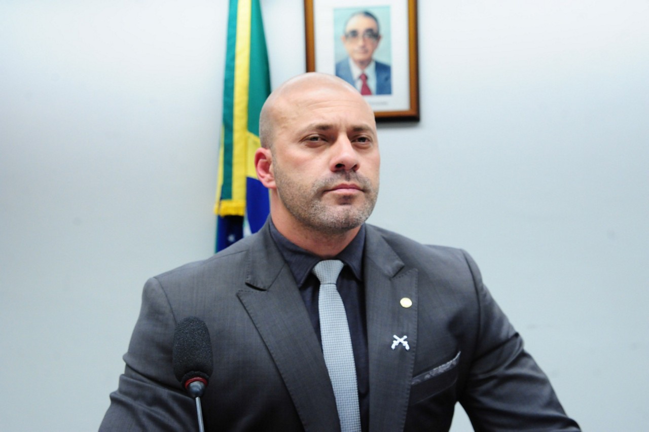 Moraes nega indulto a Silveira, mas autoriza ex-deputado a cumprir pena no regime semiaberto