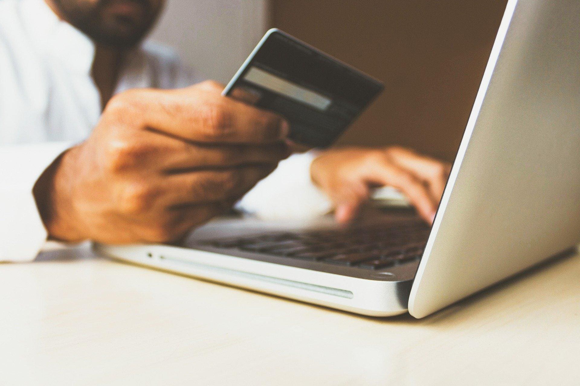 Avaliações online influenciam as decisões de compra dos mineiros, aponta pesquisa da FCDL-MG