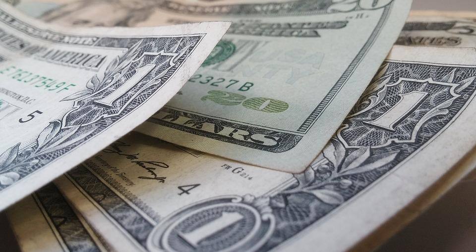 Dólar e Bolsa fecham próximos da estabilidade em dia de espera por negociações comerciais dos EUA