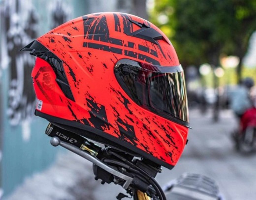 Filho desrespeita medida protetiva e agride mãe com capacete em Contagem