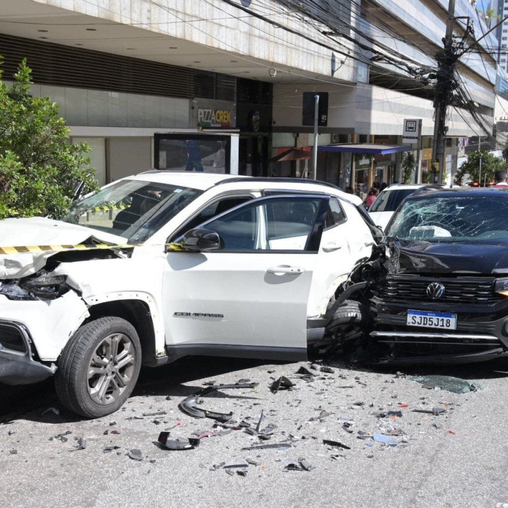 Acidente entre ônibus e carros em Belo Horizonte deixa idosa ferida