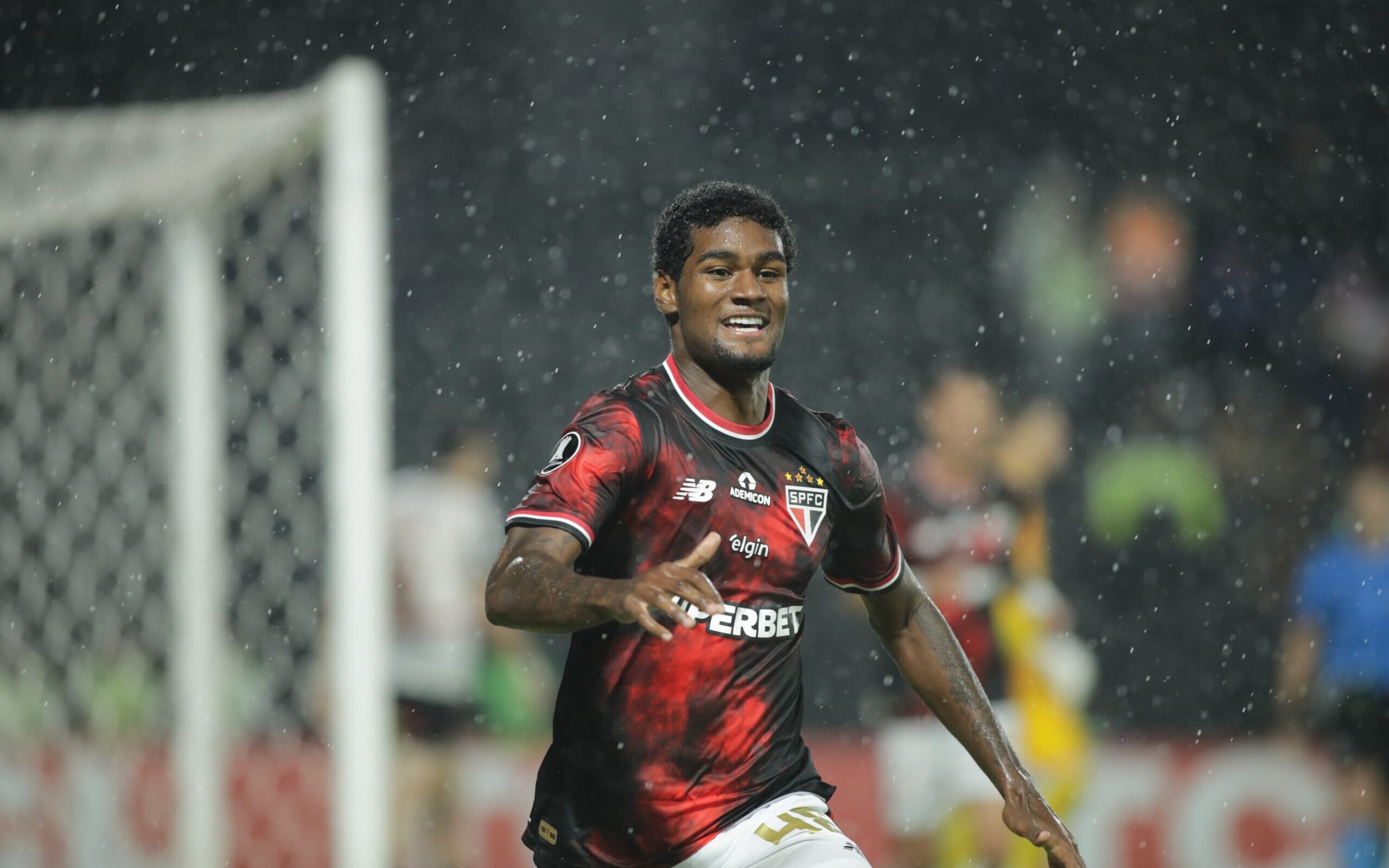 Lucas Ferreira preocupa e vira dúvida para o São Paulo na estreia de Crespo