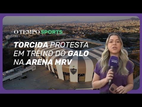 Torcida protesta contra diretoria do Atlético durante treino na Arena MRV