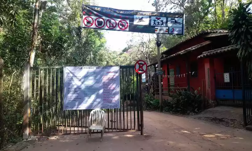 Moradores de Macacos organizam protesto contra portão em estrada de acesso à cachoeira
