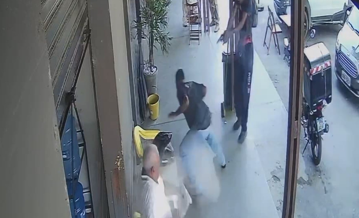 Homem baleado em bar; suspeito foge de bicicleta na Grande BH
