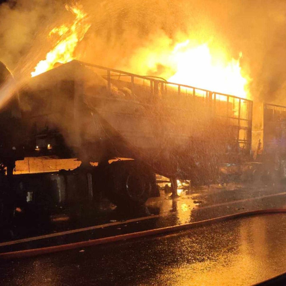 Bombeiros levam 11 horas para controlar incêndio em carreta na BR-050