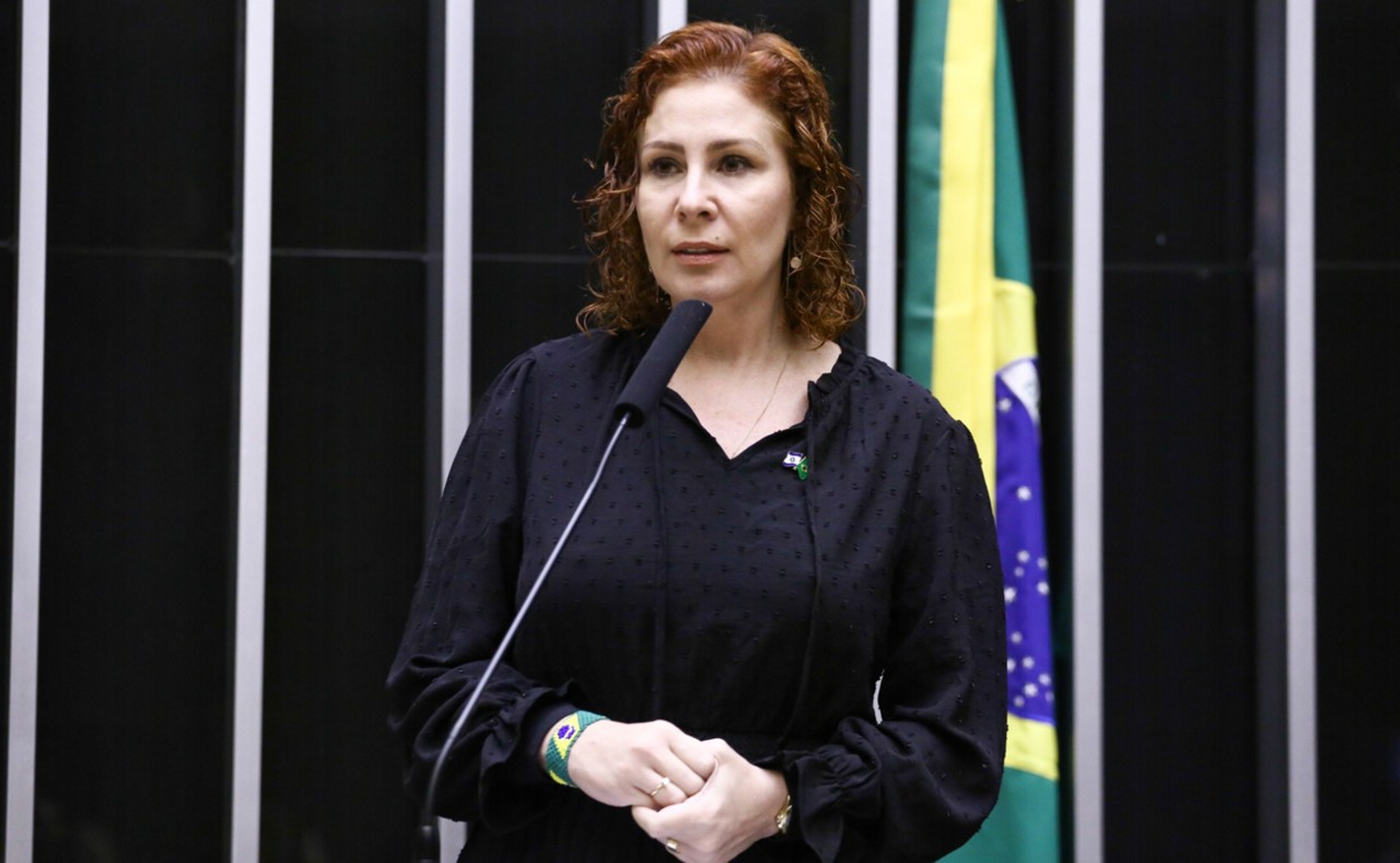 Carla Zambelli: o impacto de sua inclusão na lista da Interpol