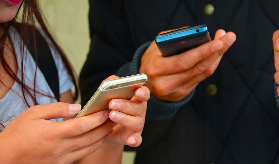 Prefeitura de Belo Horizonte estabelece regras sobre uso de celulares nas escolas