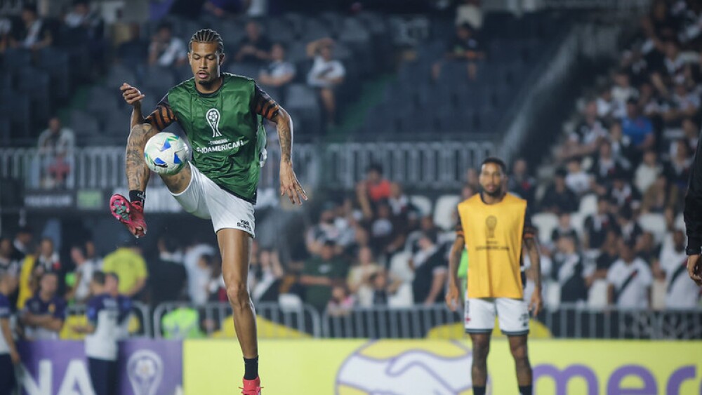 João Victor se defende após vaias da torcida do Vasco em São Januário