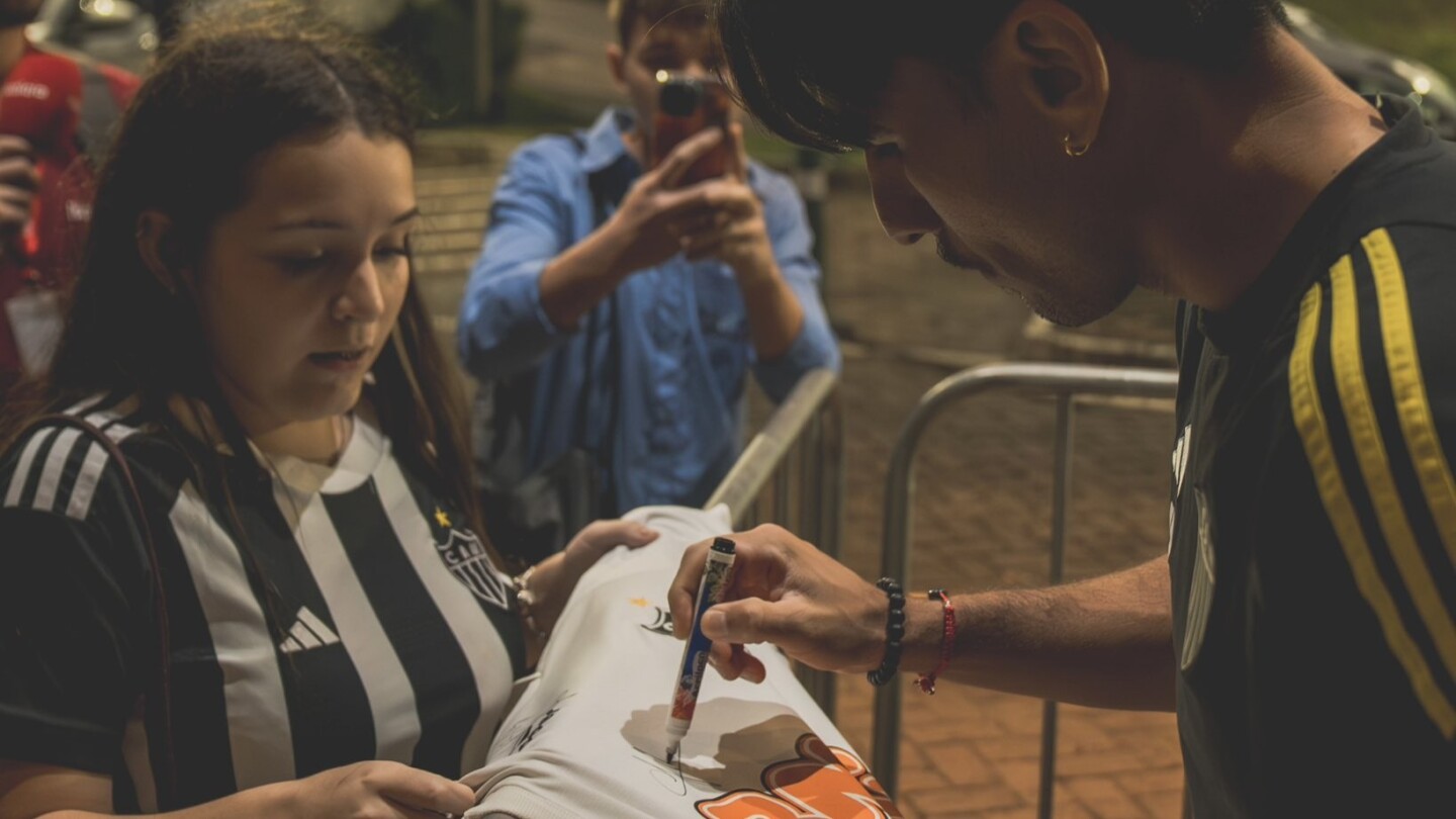 Fã de Arana, torcedora do Atlético revela emoção ao conhecer ídolos em Salvador