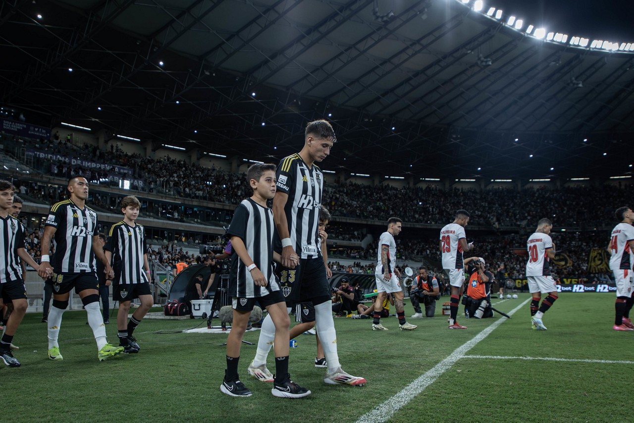 Cuca destaca potencial do zagueiro Ivan Román no Atlético