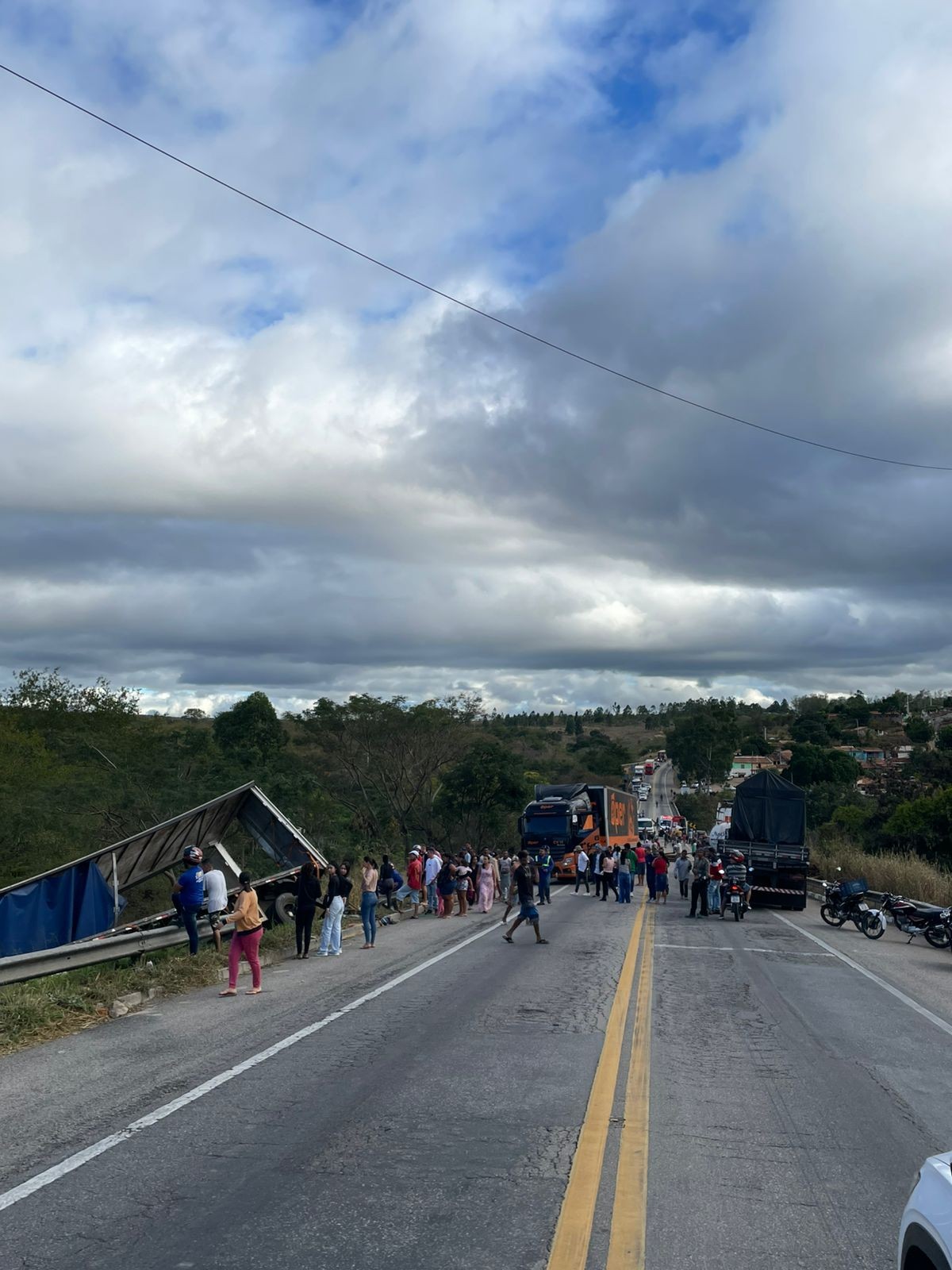 Carreta se envolve em acidente com outros três veículos na BR-116