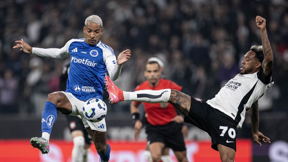 Em jogo acirrado, Cruzeiro empata com Corinthians e mantém liderança do Brasileiro