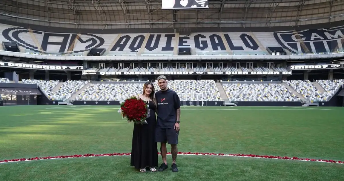 Ex-Atlético, Rubens pede namorada em casamento na Arena MRV