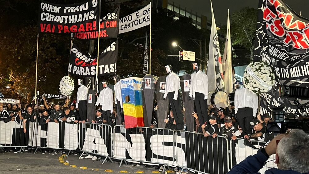 Torcedores do Corinthians realizam protesto em frente ao Parque São Jorge