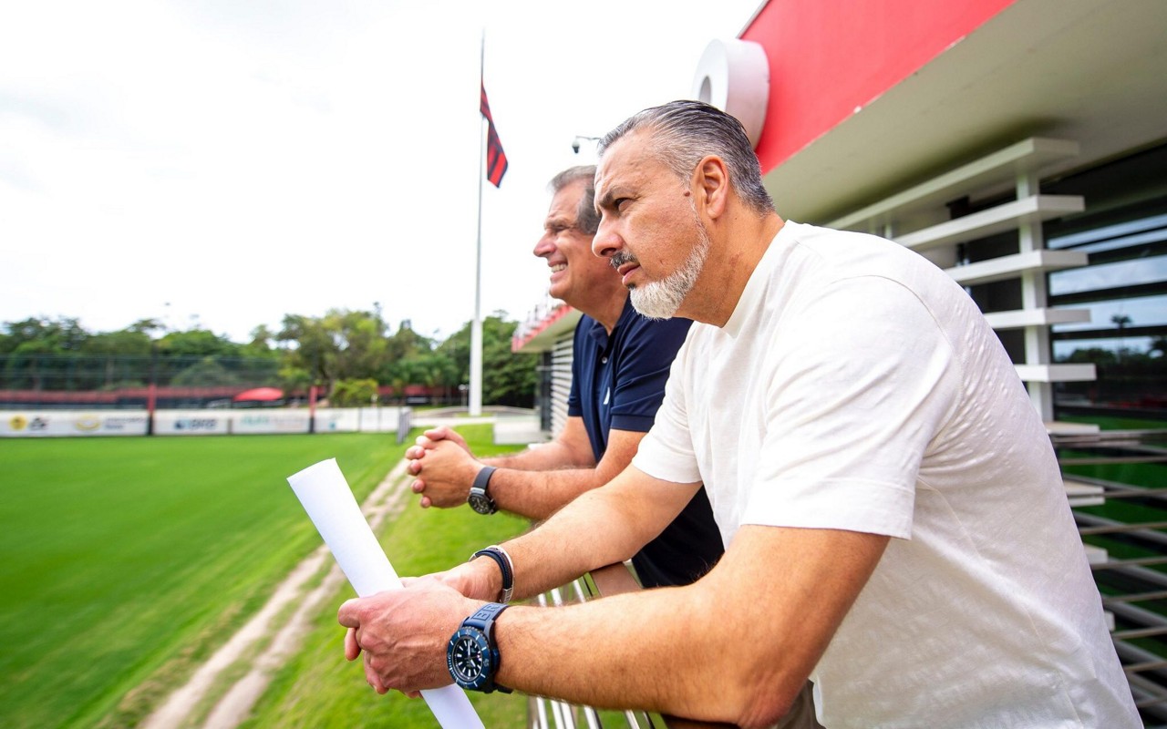 Vazamentos frequentes aumentam pressão sobre diretoria do Flamengo