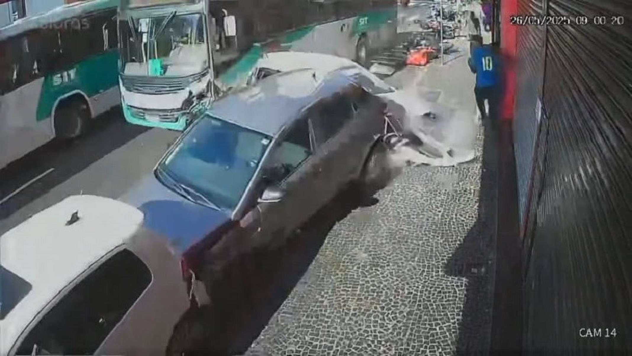 Acidente com ônibus em Uberlândia provoca danos a veículos